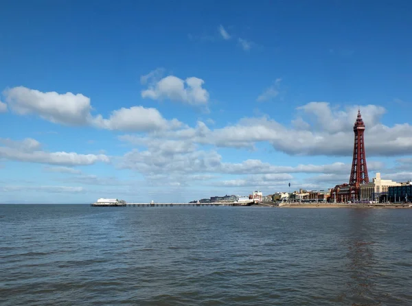 Kuzey rıhtım binaları ve gökyüzü mavi bulutlu deniz manzaralı Blackpool manzarası