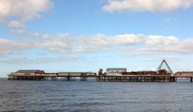 Blackpool, Lancashire, Birleşik Krallık - 5 Mart 2022: Blackpool merkez rıhtımı manzaralı eğlence ve deniz ile çevrili lunapark gezileri