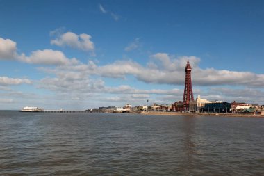 Kuzey rıhtım binaları ve gökyüzü mavi bulutlu deniz manzaralı Blackpool manzarası