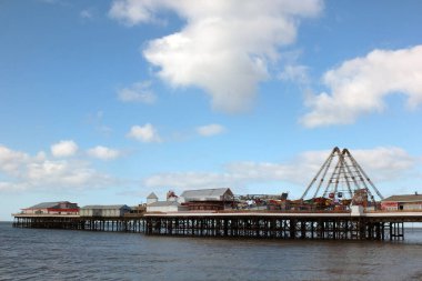 Blackpool, Lancashire, Birleşik Krallık - 5 Mart 2022: Blackpool merkez iskelesi ve deniz ile çevrili lunapark gezileri
