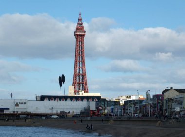 Blackpool, Lancashire, İngiltere - 5 Mart 2022: Kuzey rıhtım girişi ve kule binaları ile Blackpool manzarası