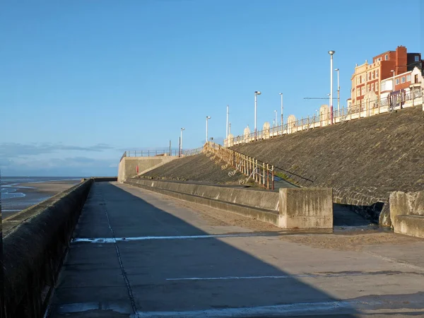 Sahil şeridi boyunca otellerle Kuzey Blackpool 'daki gezinti yolunun perspektifi