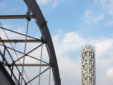 Manchester, Birleşik Krallık - 24 Mart 2022: Eski demiryolu köprüsü ve Manchester enerji merkezi binası ve şehir merkezindeki ışık kulesi