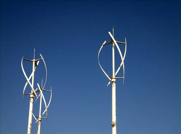 Eine Gruppe Kleiner Vertikaler Windkraftanlagen Vor Blauem Himmel — Stockfoto