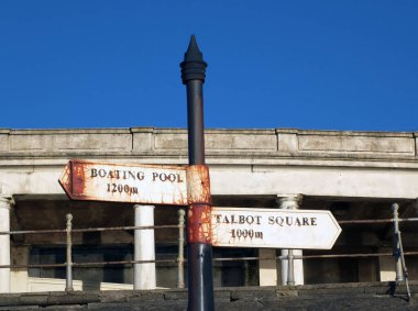 Blackpool 'daki yaya geçidinde tekne havuzu ve talbot meydanı için eski yön işaretleri