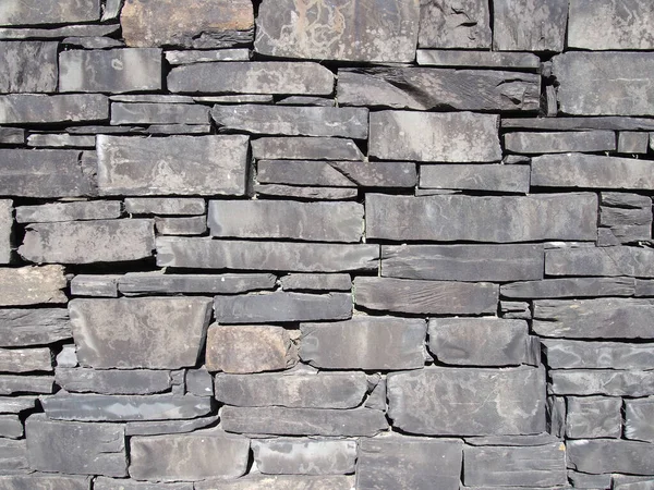 Oude Grijze Leisteen Stenen Muur Met Onregelmatige Platen — Stockfoto