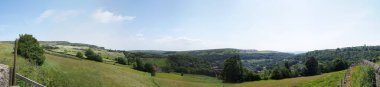 Batı Yorkshire 'daki Calder Vadisi' nin uzun panoramik manzarası Hebden Köprüsü ve Heptonstall görünürde
