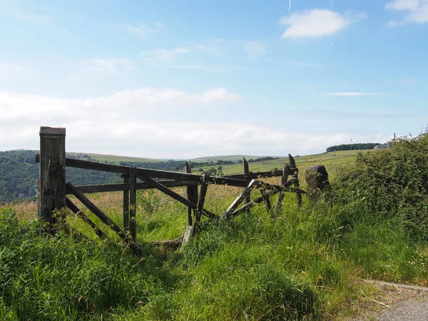 Old Broken Wooden Gate Front Grass Covered Meadow Surrounded Hills — Stockfoto