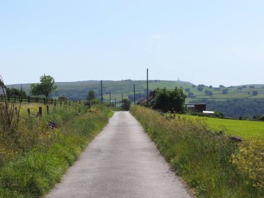 Calderdale Batı Yorkshire 'daki Hebden Köprüsü' nün yakınındaki dar bir kır yolunu izleyin.
