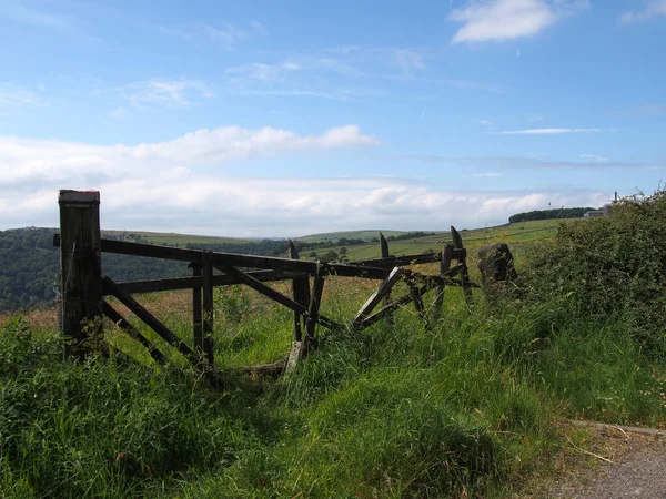 Old Broken Wooden Gate Front Grass Covered Meadow Surrounded Hills — Stok fotoğraf