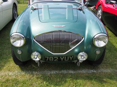 Hebden Köprüsü, batı, Yorkshire, Birleşik Krallık - 7 Ağustos 2022: Hebden Köprüsü 'nde eski bir yeşil Austin-Healey 100 M 1950 İngiliz spor arabasının ön görüntüsü