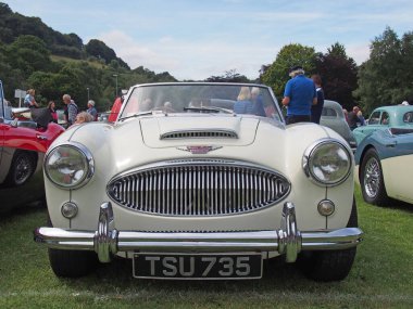 Hebden Köprüsü, batı, Yorkshire, Birleşik Krallık - 7 Ağustos 2022: Hebden Köprüsü 'nde klasik beyaz Austin-Healey 3000 mark 2 1960' ların İngiliz spor arabasının ön görüntüsü