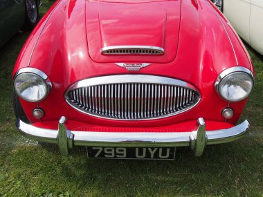 Hebden Köprüsü, batı, Yorkshire, Birleşik Krallık - 7 Ağustos 2022: Hebden Köprüsü 'nde klasik kırmızı Austin-Healey 3000 mark 2 1960' ların İngiliz spor arabasının ön görüntüsü