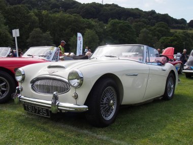 Hebden Köprüsü, batı, Yorkshire, Birleşik Krallık - 7 Ağustos 2022: Hebden Köprüsü 'nde klasik beyaz Austin-Healey 3000 mark 2 1960' ların İngiliz spor arabasının ön görüntüsü