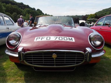 Hebden Köprüsü, batı, Yorkshire, Birleşik Krallık - 7 Ağustos 2022: Hebden Köprüsü Vintage Haftasonu 'nda 1960' ların İngiliz spor arabasının ön görüntüsü