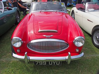 Hebden Köprüsü, batı, Yorkshire, Birleşik Krallık - 7 Ağustos 2022: Hebden Köprüsü 'nde klasik kırmızı Austin-Healey 3000 mark 2 1960' ların İngiliz spor arabasının ön görüntüsü