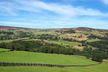 Calder Köprüsü ile Midgley arasındaki Calder Vadisi 'nin manzarası. Yorkshire Dales Tepeleri' ndeki köyler ve tarım arazileri.
