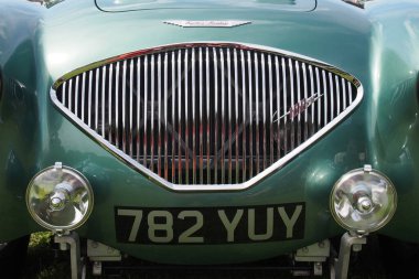 Hebden Köprüsü, batı, Yorkshire, Birleşik Krallık - 7 Ağustos 2022: Hebden Köprüsü 'nde eski bir yeşil Austin-Healey 100 M 1950 İngiliz spor arabasının ön görüntüsü