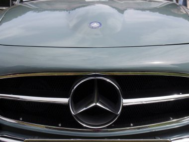 Hebden Köprüsü, batı, Yorkshire, Birleşik Krallık - 7 Ağustos 2022: Hebden Köprüsü 'nde 190 sl 1950' lerin Alman spor tur arabasının ön görüntüsü