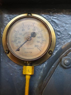 Funchal, madeira, Portekiz - 13 Mart 2019: Parlak pirinç çantalı yuvarlak metal ruston endüstriyel basınç göstergesi