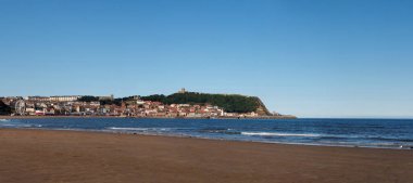 Güney körfezindeki sahilden Scarborough kasabasının uzun panoramik manzarası.