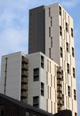 Manchester, Birleşik Krallık - 24 Mart 2022: Manchester Deansgate bölgesinde Whitworth Caddesi 'ndeki yerleşim yerleri