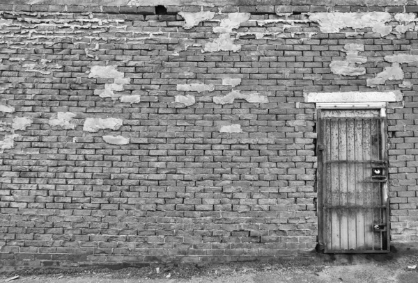 Abandonado Velho Edifício Industrial Gasto Com Uma Parede Tijolo Rachado — Fotografia de Stock