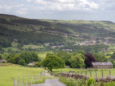 Batı Yorkshire 'da, batı Calderdale, New York' ta Mytholmroyd yakınlarındaki bir tepeden aşağı doğru dar bir kır yolu.