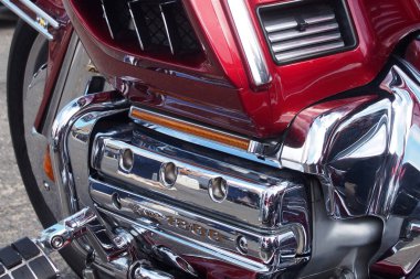 Scarborough, Kuzey Yorkshire, Birleşik Krallık - 10 Eylül 2022: Modern kırmızı Honda altın kanat 1800 cc lüks motosiklet turu motorunun motorunu kapatın