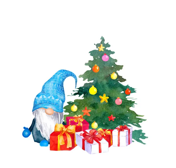 Gnomo cerca del árbol de Navidad con cajas de regalo. Abeto, pino decorado con adornos navideños. Enano mágico escandinavo. Acuarela para Navidad, Año Nuevo — Foto de Stock