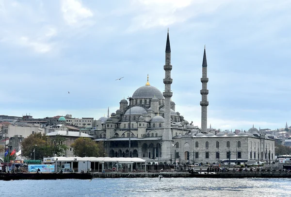 Nuova Moschea Yeni Cami terminata nel 1663 a Istanbul, Turchia — Foto Stock