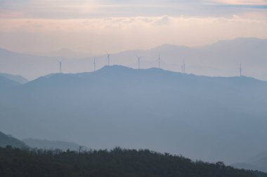 Xinyang, Henan 'daki Dabie Dağı Manzarası