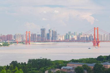 Yingwuzhou Yangtze Nehri Köprüsü manzarası Wuhan, Hubei, Çin