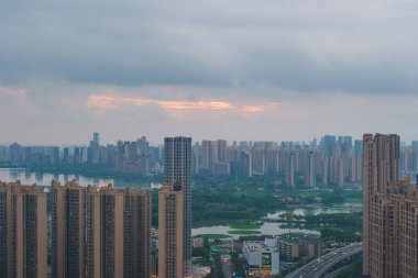 Hubei, Çin 'de Wuhan şehrinin gökyüzü manzarası