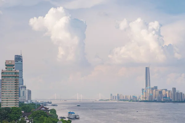 中国湖北省武汉市天际线风景 — 图库照片