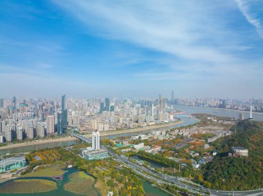 Wuhan, Hubei, Çin 'deki Yuehu Park' ın sonbahar manzarası.