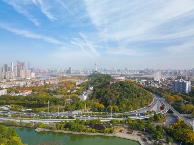 Wuhan, Hubei, Çin 'deki Yuehu Park' ın sonbahar manzarası.