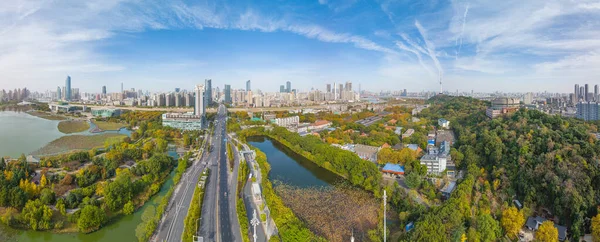 Wuhan, Hubei, Çin 'deki Yuehu Park' ın sonbahar manzarası.