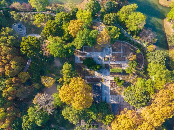 Wuhan Özgürlük Parkı Hubei, Çin 'de sonbahar manzarası