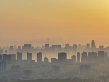 Şehrin gün doğumu ve şafağı Wuhan, Hubei, Çin manzarası.