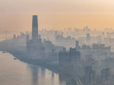 Şehrin gün doğumu ve şafağı Wuhan, Hubei, Çin manzarası.