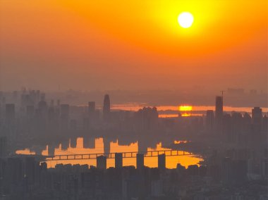 Şehrin gün doğumu ve şafağı Wuhan, Hubei, Çin manzarası.