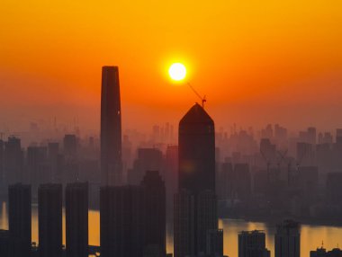 Şehrin gün doğumu ve şafağı Wuhan, Hubei, Çin manzarası.