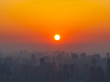 Şehrin gün doğumu ve şafağı Wuhan, Hubei, Çin manzarası.