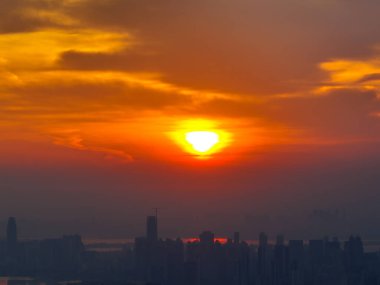 Şehrin gün doğumu ve şafağı Wuhan, Hubei, Çin manzarası.