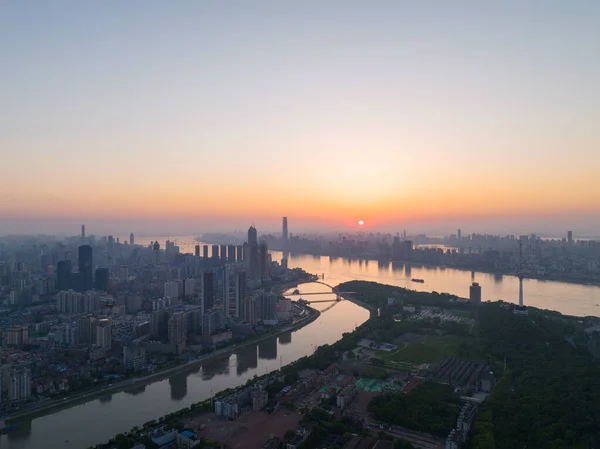 Stad Zonsopkomst Zonsopgang Skyline Landschap Van Wuhan Hubei China — Stockfoto