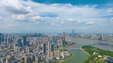 Yazın Wuhan şehrinin hava fotoğrafçılık manzarası yükselişte.