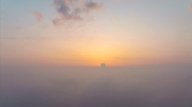 Yaz kenti Wuhan 'daki bulut denizinin hava fotoğrafçılığı.