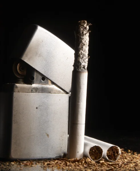 Cigarette et briquet — Photo