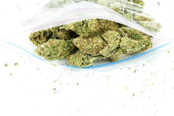 Bolsa de hierba. Marihuana y Cannabis en Fondo Blanco — Foto de Stock